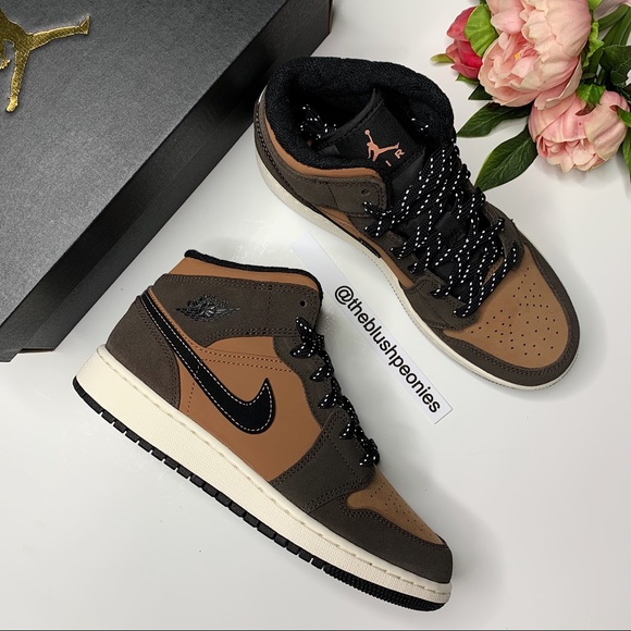 Jordan Shoes - Nike Air Jordan 1 Mid in Earth Brown NWT